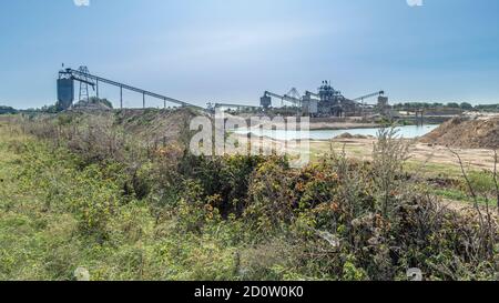 Stabilimento di estrazione della sabbia vicino al fiume Waal a Millingen aan de Rijn, Gelderland, Paesi Bassi Foto Stock