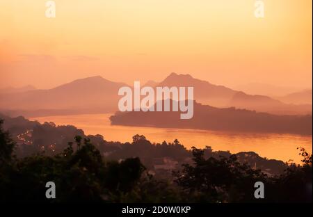 Paesaggi Mekong fiume e Luang Prabang città al tramonto, vista dalla cima Phou si, uno scenario tranquillo del patrimonio mondiale dell'umanità, Laos settentrionale. Foc. Morbida Foto Stock