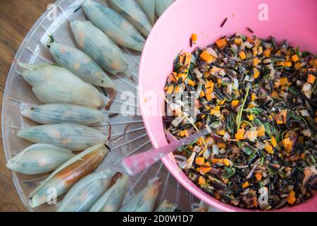 Molti Onioni, ripieni di riso e verdure Foto Stock