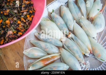 Molti Onioni, ripieni di riso e verdure Foto Stock