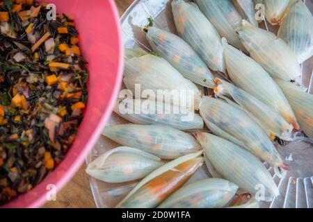 Molti Onioni, ripieni di riso e verdure Foto Stock