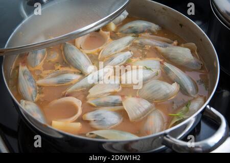 Cipolle bollite, farcite con riso e verdure, cucinando in una pentola Foto Stock