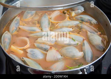 Cipolle bollite, farcite con riso e verdure, cucinando in una pentola Foto Stock