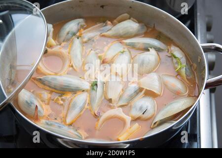 Cipolle bollite, farcite con riso e verdure, cucinando in una pentola Foto Stock