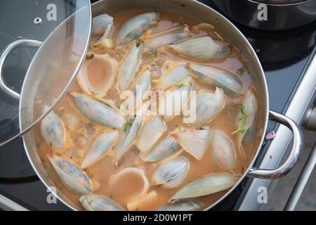 Cipolle bollite, farcite con riso e verdure, cucinando in una pentola Foto Stock