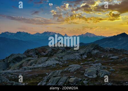 Atmosfera serale nella zona di Grimsel a Nägelisgrätli, vista sui monti Weissmies, Cervino, Weisshorn, Canton Vallese, Svizzera, Europa Foto Stock