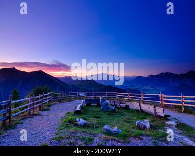 Punto panoramico con panorama alpino, dietro il Dachstein, Salzburger Land, Austria, Europa Foto Stock