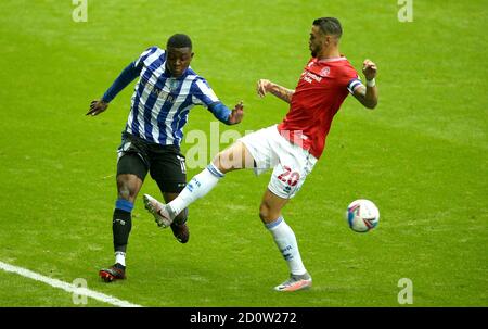 Fisayo DELE-Bashiru di Sheffield Wednesday (a sinistra) e Queens Park Rangers' Geoff Cameron combattono per la palla durante la partita del campionato Sky Bet a Hillsborough, Sheffield. Foto Stock