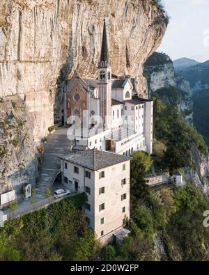 Veduta aerea, Santuario su un pendio ripido, Cappella della Madonna della Corona, vicino agli spiazzi, Ferrara di Monte Baldo, Provincia di Verona, Veneto, Italia, Euro Foto Stock