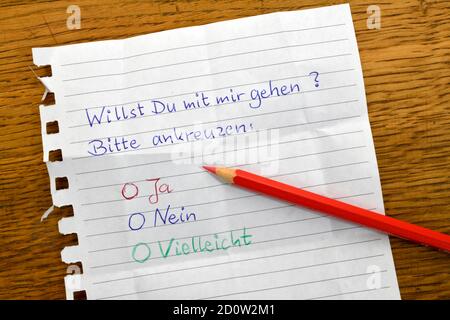 Nota d'amore con la domanda: Si va con me? Selezionare la casella. Red Crayon, Baden-Württemberg, Germania, Europa Foto Stock