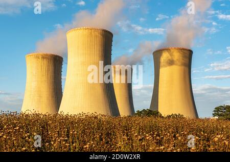 Torri di raffreddamento ad umido naturale della centrale nucleare di Dukovany, Repubblica Ceca, Europa Foto Stock