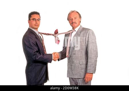 Uomini d'affari scuotono le mani, divertente, legano annodato, Berlino, Germania, Europa Foto Stock