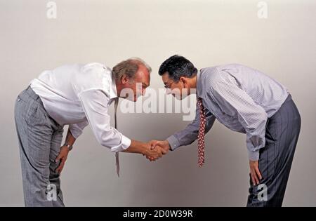 Uomini d'affari scuotono le mani, divertente, arco profondo, Berlino, Germania, Europa Foto Stock