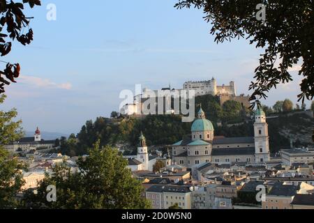 Vista sul Festung Hohensalzburg attraverso gli alberi, Salisburgo, Austria Foto Stock