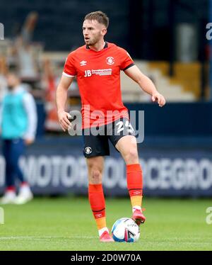 Luton Town's Rhys Norrington-Davies durante la partita del campionato Sky Bet a Kenilworth Road, Luton. Foto Stock