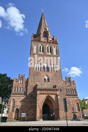 Eberswalde, Germania. 28 Settembre 2020. Vista sulla chiesa medievale di Maria Maddalenen. Un incendio scoppiato fu scoperto nella chiesa prima che l'incendio potesse distruggere il prezioso inventario di legno. Tuttavia, uno spesso strato di fuliggine copriva l'organo, l'altare, gli affreschi del soffitto e il pulpito, che è stato rimosso per mesi. Credit: Patrick Pleul/dpa-Zentralbild/ZB/dpa/Alamy Live News Foto Stock