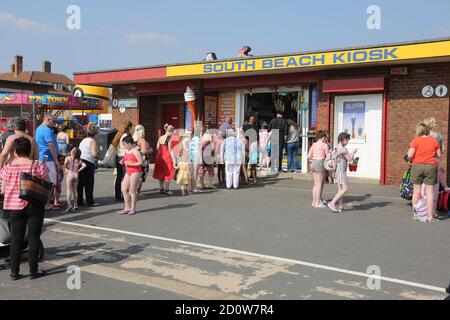 Troon, Ayrshire, Scozia, 22 Apr 2019: Un affollato Lunedi di Pasqua a Troon Beach come le persone godono il sole e il bel tempo. Fila per gelato e rinfreschi Foto Stock