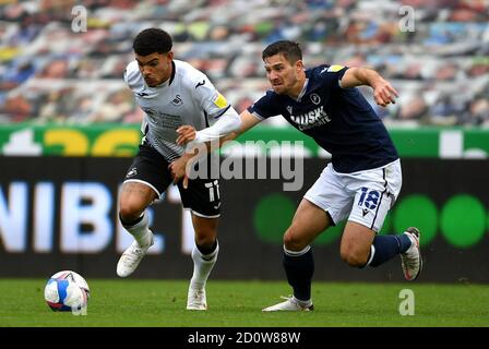 Morgan Gibbs-White di Swansea City (a sinistra) e Ryan Leonard di Millwall combattono per la palla durante la partita del campionato Sky Bet allo stadio Liberty di Swansea. Foto Stock