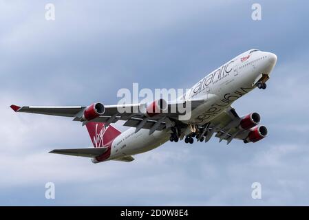 Aeroporto Heathrow di Londra, Londra, Regno Unito. 3 ottobre 2020. I danni al settore dei viaggi causati dalla pandemia di Coronavirus hanno anticipato il ritiro di molti aerei Boeing 747 "Jumbo Jet". Sia British Airways che Virgin Atlantic hanno un paio di aerei ritirati in deposito a Heathrow che stanno gradualmente andando fuori per rottami o altri usi. Virgin 747 registrazione G-VROM, chiamato Barbarella, ha lasciato oggi legato per un 'boneyard' a Pinal, Arizona. Il tipo 747 ha servito per oltre 50 anni, con Virgin che li usa fin dalla formazione. G-VROM è entrato in servizio nel 2001 Foto Stock