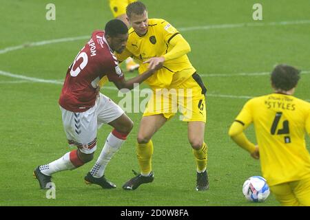 MIDDLESBROUGH, INGHILTERRA. 3 OTTOBRE 2020 Akpom di Boro sotto pressione durante la partita del campionato Sky Bet tra Middlesbrough e Barnsley al Riverside Stadium di Middlesbrough sabato 3 ottobre 2020. (Credit: Tom Collins | MI News) Credit: MI News & Sport /Alamy Live News Foto Stock