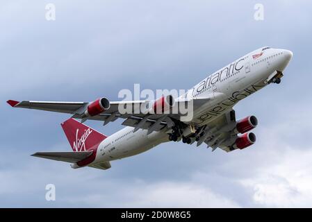 Aeroporto Heathrow di Londra, Londra, Regno Unito. 3 ottobre 2020. I danni al settore dei viaggi causati dalla pandemia di Coronavirus hanno anticipato il ritiro di molti aerei Boeing 747 "Jumbo Jet". Sia British Airways che Virgin Atlantic hanno un paio di aerei ritirati in deposito a Heathrow che stanno gradualmente andando fuori per rottami o altri usi. Virgin 747 registrazione G-VROM, chiamato Barbarella, ha lasciato oggi legato per un 'boneyard' a Pinal, Arizona. Il tipo 747 ha servito per oltre 50 anni, con Virgin che li usa fin dalla formazione. G-VROM è entrato in servizio nel 2001 Foto Stock