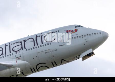 Aeroporto Heathrow di Londra, Londra, Regno Unito. 3 ottobre 2020. I danni al settore dei viaggi causati dalla pandemia di Coronavirus hanno anticipato il ritiro di molti aerei Boeing 747 "Jumbo Jet". Sia British Airways che Virgin Atlantic hanno un paio di aerei ritirati in deposito a Heathrow che stanno gradualmente andando fuori per rottami o altri usi. Virgin 747 registrazione G-VROM, chiamato Barbarella, ha lasciato oggi legato per un 'boneyard' a Pinal, Arizona. Il tipo 747 ha servito per oltre 50 anni, con Virgin che li usa fin dalla formazione. G-VROM è entrato in servizio nel 2001 Foto Stock