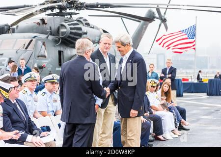 Boston, Massachusetts. 13 giugno 2017. Ex Segretario di Stato delle Nazioni Unite, John Kerry, e governatore del Massachusetts, Charlie Baker sulla USS Whidbey Island. Foto Stock