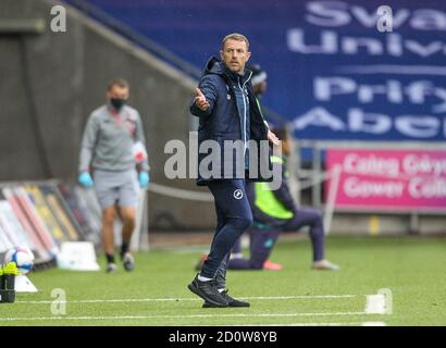 Liberty Stadium, Swansea, Glamorgan, Regno Unito. 3 ottobre 2020. Campionato della Lega di Calcio Inglese, Swansea City contro Millwall; Gary Rowett manager di Millwall gesti al quarto credito ufficiale: Action Plus Sports/Alamy Live News Foto Stock