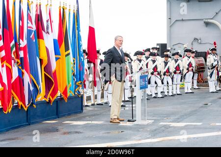Boston, Massachusetts. 13 giugno 2017. Il Governatore del Massachusetts Charlie Baker parla alle cerimonie di Sail Boston sull'isola di Whidbey della USS. Foto Stock