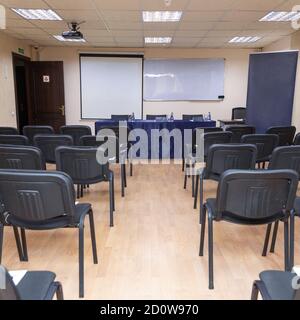 Piccola sala eventi con ampia vista sulle sedie Foto Stock