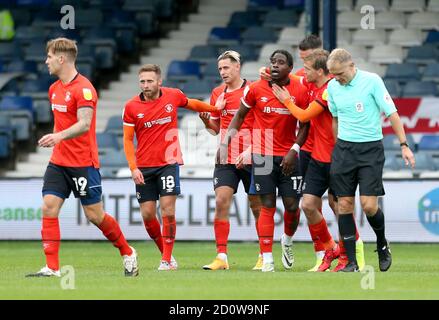 Luton Town's Pelly Ruddock Mpanzu (terza destra) celebra il primo gol del suo fianco con i suoi compagni di squadra durante la partita Sky Bet Championship a Kenilworth Road, Luton. Foto Stock