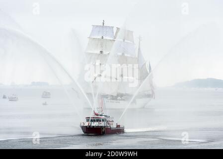 Boston, Massachusetts. 13 giugno 2017. Parata di vela a Sail Boston. Fotografato dalla USS Whidbey Island. Foto Stock