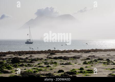 Nebbia banca nel suono di Raasay visto da Churchton Baia di Raasay Foto Stock