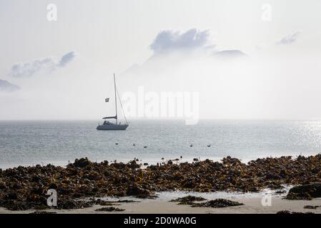 Nebbia banca nel suono di Raasay visto da Churchton Baia di Raasay Foto Stock