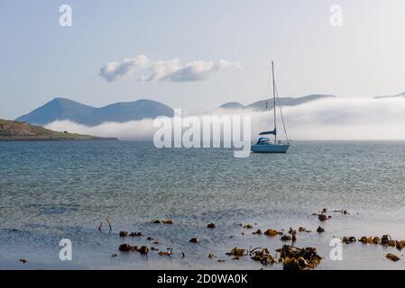 Nebbia banca nel suono di Raasay visto da Churchton Baia di Raasay Foto Stock