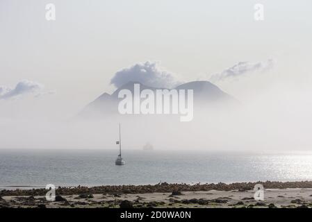 Nebbia banca nel suono di Raasay visto da Churchton Baia di Raasay Foto Stock