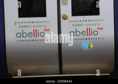 Treno passeggeri Scotrail Abellio in avvicinamento e fermata a Newton sulla stazione ferroviaria di Ayr , Ayr Credit : Alister Firth Foto Stock