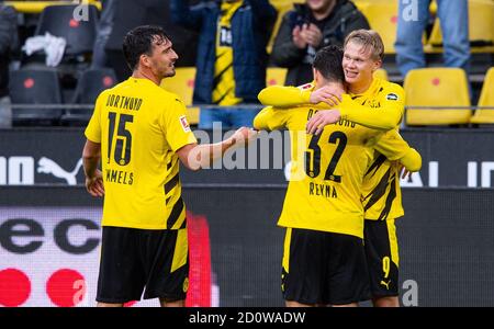 Dortmund, Germania. 03 ottobre 2020. Calcio: Bundesliga, Borussia Dortmund - SC Friburgo, 3° incontro al Signal Iduna Park. Erling Haaland (r-l) di Dortmund celebra il suo obiettivo per il 3:0 con Giovanni Reyna di Dortmund e i Mats Hummels di Dortmund. Credito: Guido Kirchner/dpa - NOTA IMPORTANTE: In conformità con le norme del DFL Deutsche Fußball Liga e del DFB Deutscher Fußball-Bund, è vietato sfruttare o sfruttare nello stadio e/o nel gioco le fotografie scattate sotto forma di sequenze di immagini e/o serie di foto di tipo video./dpa/Alamy Live News Foto Stock