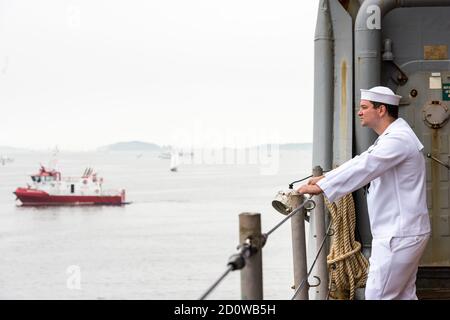 Boston, Massachusetts. 13 giugno 2017. Vela Boston. Marinaio a bordo della USS Whidbey Island, guardando la Parata della vela. Foto Stock