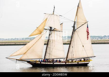 Boston, Massachusetts. 13 giugno 2017. Orgoglio di Baltimora durante la Parade of Sail a Sail Boston. Fotografato dalla USS Whidbey Island. Foto Stock