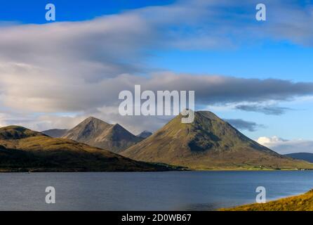 Glamaig e la Cuillina rossa fromthe Isola di Raasay Scozia Foto Stock