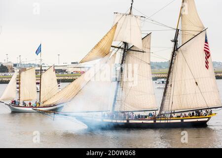 Boston, Massachusetts. 13 giugno 2017. Orgoglio di Baltimora durante la Parade of Sail a Sail Boston. Fotografato dalla USS Whidbey Island. Foto Stock