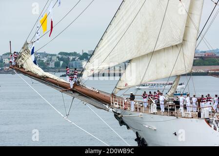 Boston, Massachusetts. 13 giugno 2017. Peruviano BAP Unión, Parata di vela a Sail Boston. Fotografato dalla USS Whidbey Island. Foto Stock