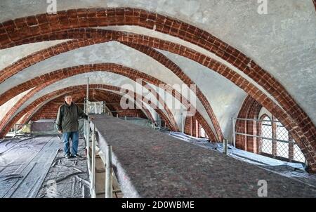 Eberswalde, Germania. 28 Settembre 2020. Hanns-Peter Giering, pastore, sorge su un ponteggio sotto il soffitto a volta della medievale Chiesa di Maria Maddalenen. Un incendio scoppiato fu scoperto nella chiesa prima che l'incendio potesse distruggere il prezioso inventario di legno. Tuttavia, uno spesso strato di fuliggine copriva l'organo, l'altare, gli affreschi del soffitto e il pulpito, che è stato rimosso per mesi. Credit: Patrick Pleul/dpa-Zentralbild/ZB/dpa/Alamy Live News Foto Stock