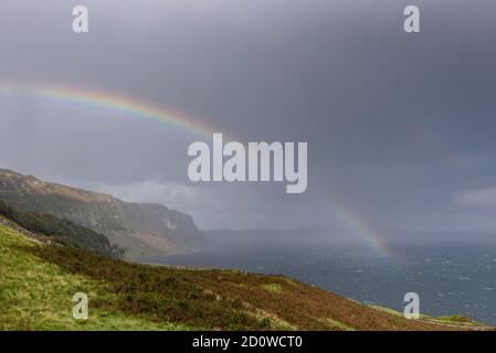 Pioggia squall e arcobaleno sulla costa orientale di Raasay Ion Scozia Foto Stock