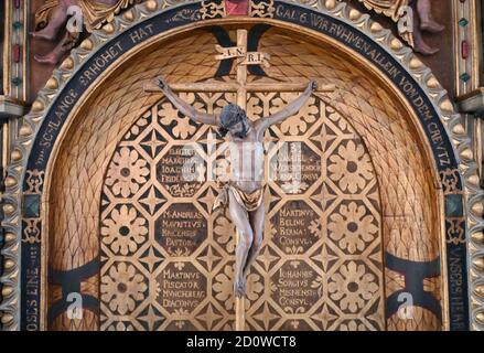 Eberswalde, Germania. 28 Settembre 2020. L'altare già pulito con la figura di Gesù sulla croce nella chiesa medievale di Maria Maddalena. Un incendio scoppiato fu scoperto nella chiesa prima che l'incendio potesse distruggere il prezioso inventario di legno. Tuttavia, uno spesso strato di fuliggine copriva l'organo, l'altare, gli affreschi del soffitto e il pulpito, che è stato rimosso per mesi. Credit: Patrick Pleul/dpa-Zentralbild/ZB/dpa/Alamy Live News Foto Stock