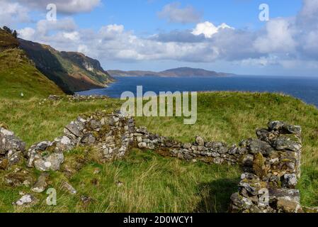 Costa orientale dell'Isola di Raasay da Halloaing Foto Stock