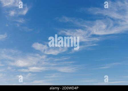 Belle nuvole contro un cielo blu Foto Stock