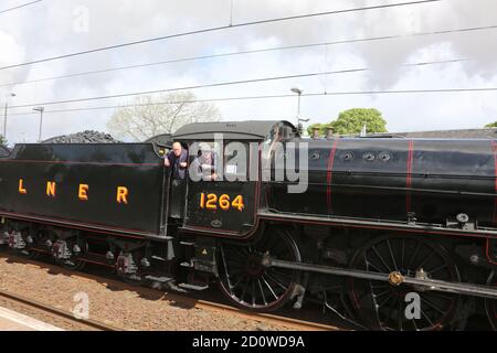 Ayr ,02 maggio 2019. Giro ferroviario con motore a vapore che viaggia attraverso Newton sulla stazione Ayr, Ayrshire, Scozia, Regno Unito . La Gran Bretagna X11 a bordo Foto Stock