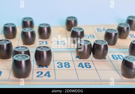 Carte e barili del gioco da tavolo Lotto primo piano Foto Stock